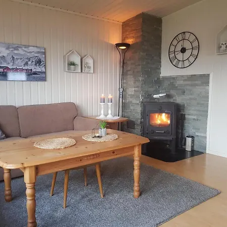 In Stunning Surroundings In Neverfjord Holiday home *