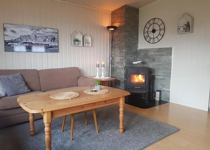 In Stunning Surroundings In Neverfjord Holiday home *